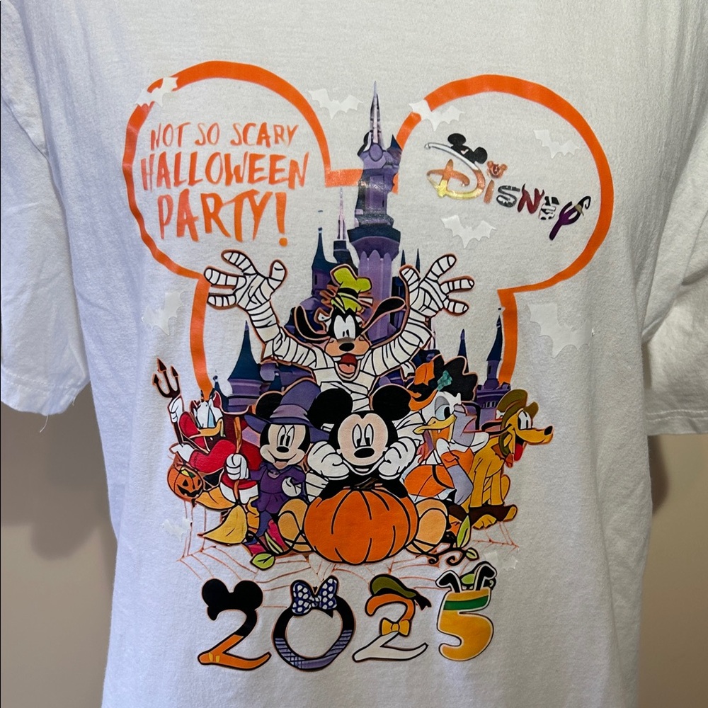 Disney Halloween T-Shirt, White (size large)